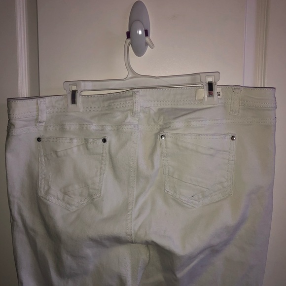 Used Plus Size Distressed White Skinny Jeans - Picture 6 of 8